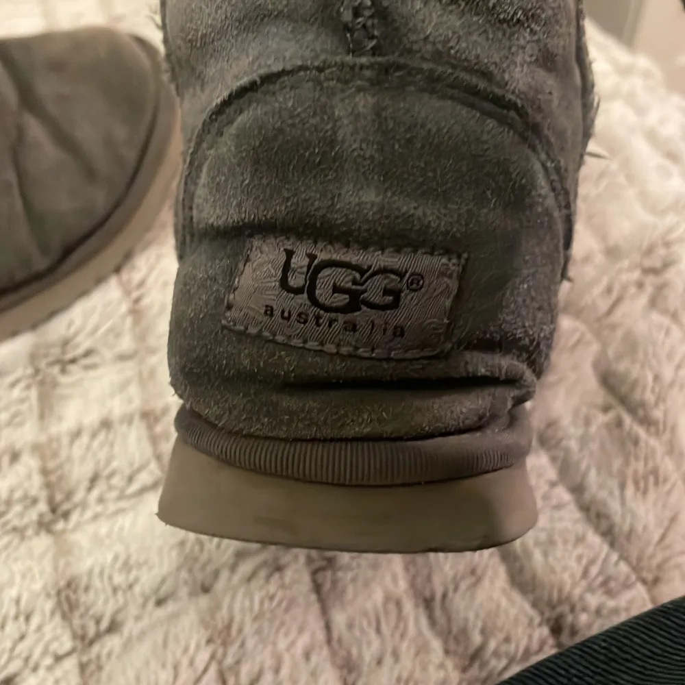 Säljer ett par svarta UGG boots i mocka. De är fodrade med mjukt material för extra värme och komfort. Perfekta för kalla vinterdagar. Använda men i bra skick. Passar perfekt till både vardag och mysiga hemmakvällar. Kan tvättas innan jag skickar ut om önskat💗. Kengät.