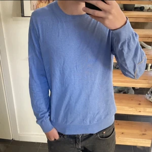 Massimo dutti tröja - Snygg Massimo dutti tröja som är  i bra skick. Tröjan är strlk M och sitter perfekt på mig som är 180. De bara höra av sig vid frågor o funderingar!!