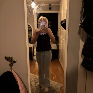 Ljusblå jeans - Säljer ett par ljusblå jeans i bra skick. De är Lågmidjade och har en bootcut passform som är både bekväm och stilren. Perfekta för vardagsbruk och kan enkelt matchas med olika toppar. Passar bra till alla årstider. Står att dom är i storlek 40 men dom sitter som 38