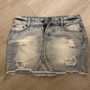  jeanskjol - Super snygg jeanskjol som tyvärr är för liten