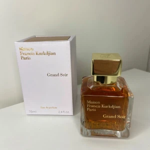 Grand Soir Eau de Parfum från Maison Francis Kurkdjian - Säljer en lyxig flaska Grand Soir Eau de Parfum från Maison Francis Kurkdjian. Flaskan är elegant med en fyrkantig form och en gyllene kork. Parfymen har en varm och sensuell doft, perfekt för speciella tillfällen. Flaskan innehåller 70 ml.