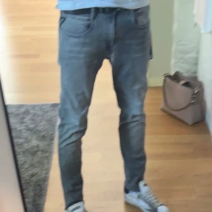 Replay jeans  - Säljer ett par grå replays i bra skick. De har en slim passform och är i perfekt skick .