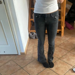 Low waist bootcut jeans  - Superfina gråa low waist bootcut jeans från lager 157. Endast använda några fåtal gånger 