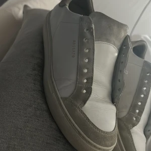 Arigato skor  - Ganska nya har inte använt så mycket men snören är borta men finns enkelt att köpa på Jd, pris går att diskutera 