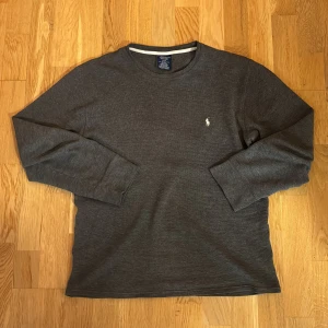 Polo ralph laurent sweatshirt - En riktigt fet polo sweatshirt till ett riktigt bra pris, inga skador. Vid fler frågor är det bara att skriva