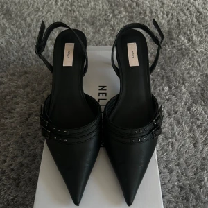 Klackskor  - Svarta pumps i storlek 39 från Nelly. Använd en gång och är som nya. Köpta för 500kr men säljer för 350kr. De är väldigt bekväma och lätta att gå i. 