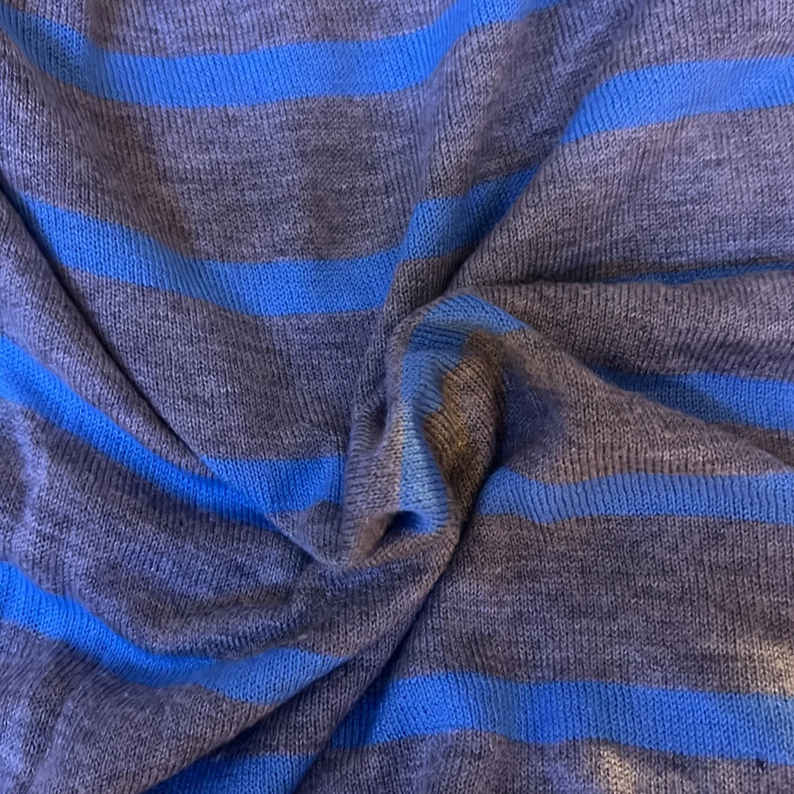 Grå och blå randig tröja - 90