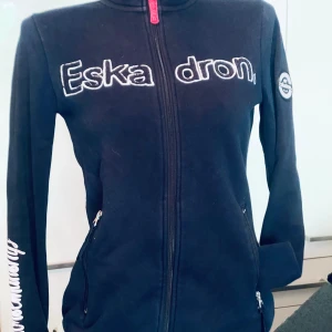 Eskadron ziptröja - Eskadron Equestrian Fanatics zip tröja Nicky. Marinblå Stl S. Fint skick i mjukt bomullstyg.  