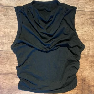 Svart topp - Passar till allt, vardags som fest. Nypris på shein 79kr. Skriv om du har några frågor!
