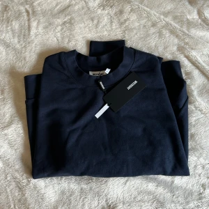 Svart tröja från Weekday - Säljer en stilren mörkblå tröja från Weekday. Den är i nyskick och har fortfarande taggarna kvar.  ⚡️⚡️🩵🩵