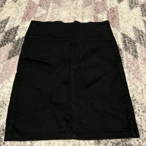 Kjol  - En svart kjol från Pieces, storlek XS