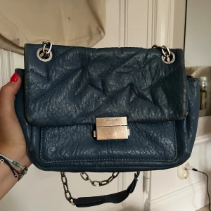 Assnygg stor Zadig väska   - Säljer min snygga Zadig voltiare väska i en turkos/blå färg, den är använd men i väldigt gott skick trots det! Så fin och trendig🧡🧡