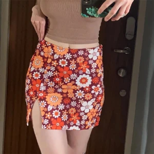 Kjol - Sååå fin kjol men har aldrig kommit till användning! Midja ca 75 cm