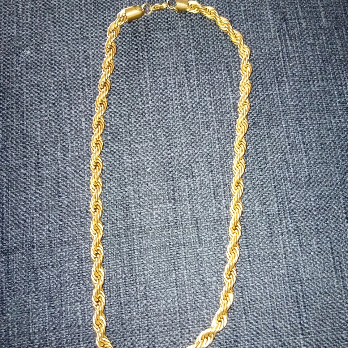 Guldfärgat halsband med tvinnad design - 90