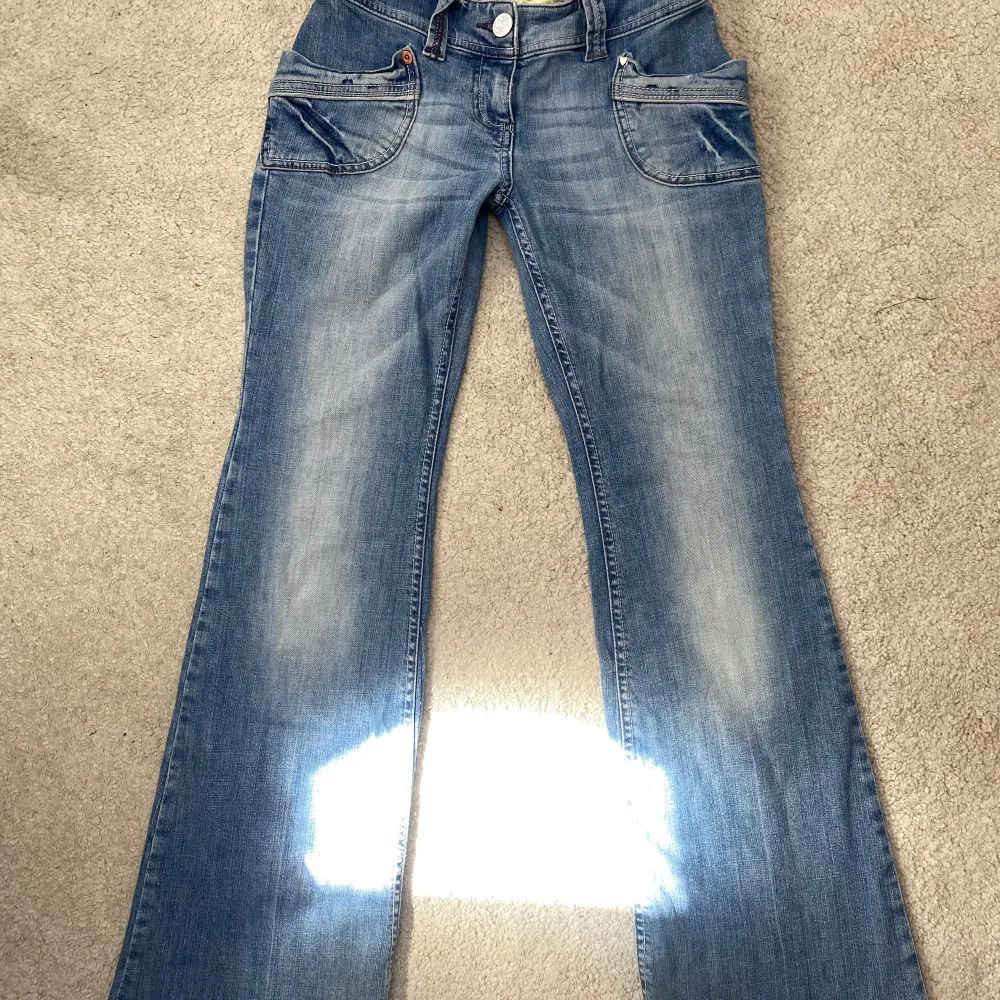 Super snygga vintage jeans från river island!! Har sytt in lite i midjan men skulle lätt kunna sprätta upp vid önskemål. Pris  går att diskutera💓. Jeans & Byxor.