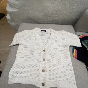 Kofta  - Superfin kofta köpt från Sellpy inga defekter och är skit cool bara att skrivas för bilder på! 💖