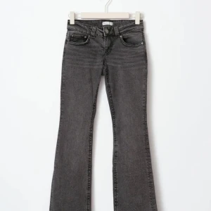 y2k low rise jeans - Gråa low rise jeans. Säljer den för att den inte passar mig. Jätte bra skick. Original pris 500kr. 