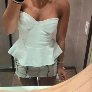 Tubtopp  - Tubtopp från gammal kollektion från Bikbok !! I strl L men passar även folk i S Med kupa C eller högre eller M även :)  OBS!  Kjolen är även till salu :) kontakta vid några frågor och om prisförslag :)