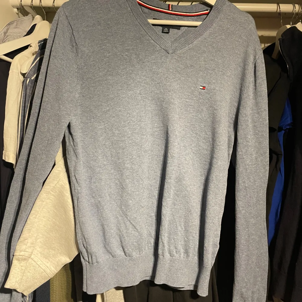 Snygg i princip helt ny tröja från Tommy hilfiger med V formad hals som jag inte använder längre, tveka inte att höra av dig vid eventuella frågor!. Hupparit & Collegepaidat.