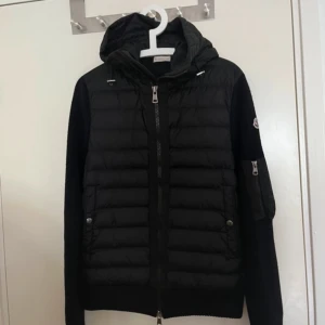Moncler Cardigan  - Underbar, cardigan till salu. Har tagit hand om den väldigt bra! Skick 8/10!!