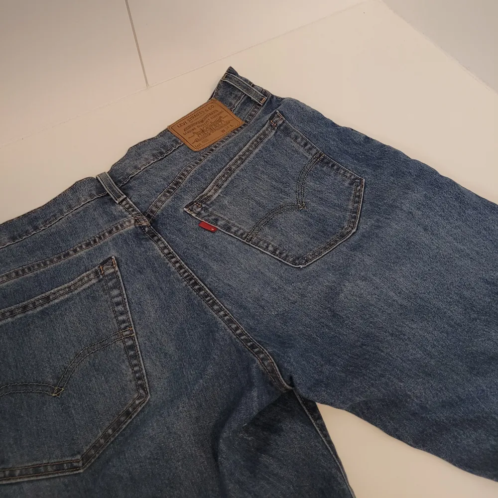 Levi's shorts i använt men bra skick. Waist är 34 . Shorts.