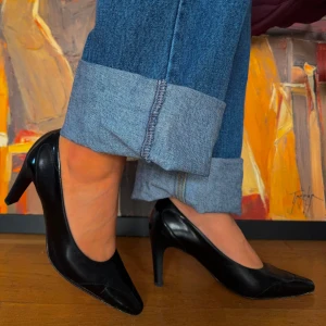 Svarta pumps från Peter Kaiser - Säljer ett par eleganta svarta pumps från Peter Kaiser. Skorna har en klassisk design med spetsig tå och klack, perfekt för både fest och formella tillfällen. De är i skinn och ger en stilren look.