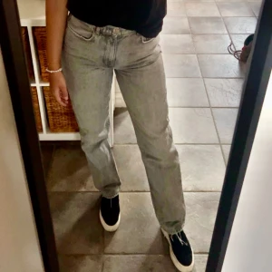 Gråa jeans  - Säljer mina jättesnygga gråa jeans från Gina! Storlek 36 men passar nog även 38🫶🏼 Köpt för något år sen men sparsamt använda så dom är i bra skick 💓 bra längd för mig som är 173! Priset kan diskuteras 