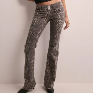 Leopard jeans - Intressekoll på dessa leopard jeans från Nelly! 🐆💕 strl 40. Väldigt små i storleken skulle säga att de sitter mer som en 36. Slutsålda på Nellys hemsida. Är 169cm för referens