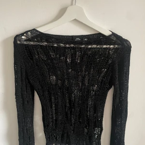 Svart hålstickad - Snygg alternativ tröja med hål och mycket karaktär. Köpt från Urban Outfitters men aldrig använt, original pris: 500kr🌺