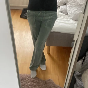Gröna mjukisbyxor från Juicy Couture - Säljer ett par superbekväma ljus gröna mjukisbyxor från Juicy Couture. De är i storlek s. Byxorna är gjorda i mjukt material och har praktiska fickor både fram och bak. Perfekta för höst och vinter. Jag är 175 cm och dom är lite korta på mig. 