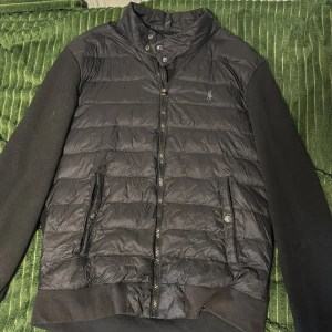 Ralph Lauren cardigan - Säljer denna cardigan från Ralph lauren då den inte passar längre. Storlek M och är i ett schysst skick 9/10. Skriv om du har frågor.