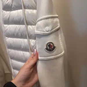 Vit moncler cardigan, inga skador använd fåtal gånger strl xs ny pris 9000 skriv för fler bilder eller frågor😊