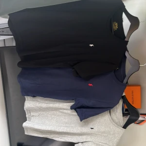 Tre ralph lauren T-shorts, 1 för 139kr (alla tre för 249kr)använda sparsamt och väldigt fint skick. Stolek S, Hör av dig om frågor. Vi - Tre tröjor för väldigt bra pris.Använder sparsamt och bra sick. 