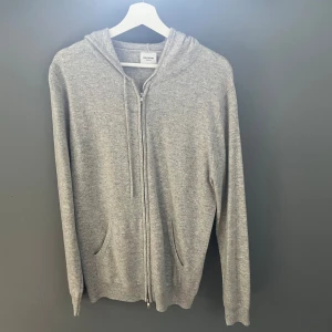 Helt ny John Henric cashmere hoodie - Helt ny John Henric cashmere hoodie, strl M. Säljs pga av fel strl, nypris 2500 kr