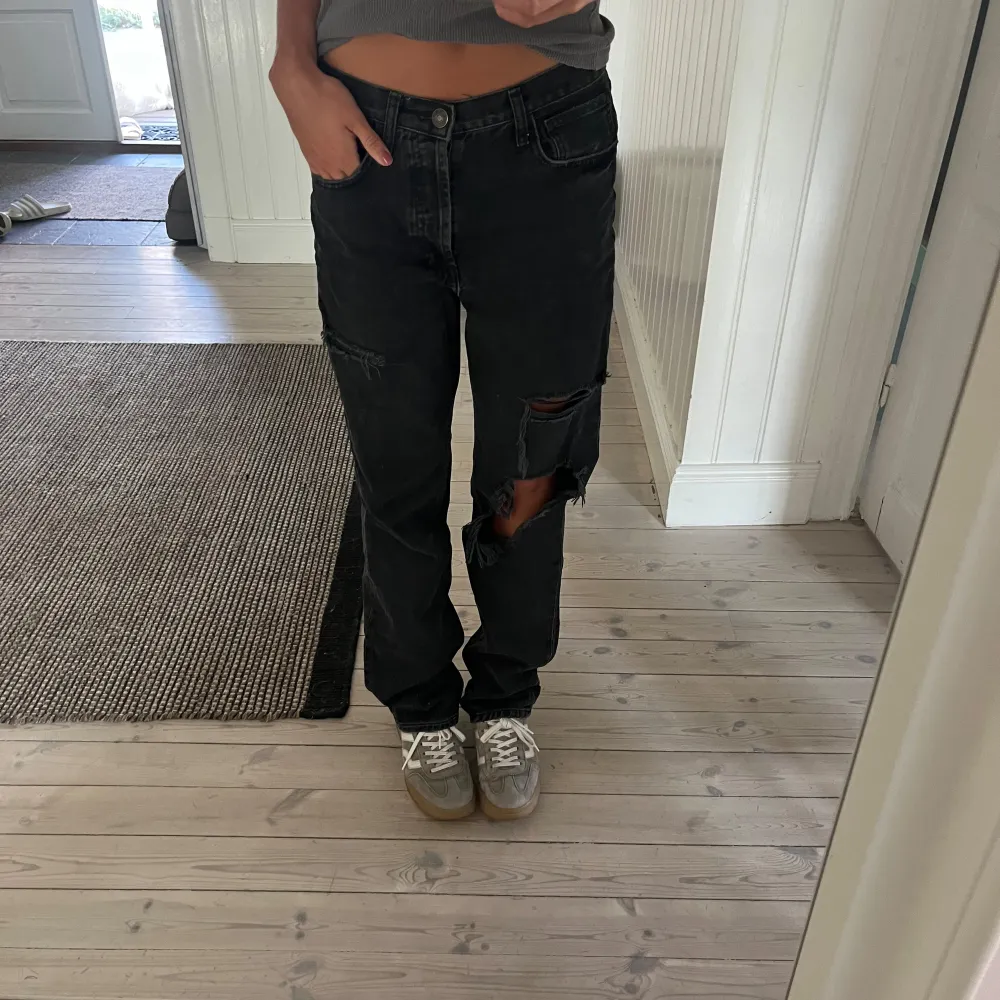 Jättesnygga boyfriend jeans från Zara i storlek 36, midjemått 38 cm och innerbenslängd 80 cm. Helt slutsålda! Endast använda någon enstaka gång 🫶🫶🫶. Jeans & Byxor.