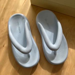 Axel Arigato Delta Sandal - Säljer mina Delta Sandals från Axel Arigato i färgen Dusty Blue (ljusblå). Storlek 37/38 (25 cm långa)  Endast använda en gång utomhus, säljes pga fel storlek. 