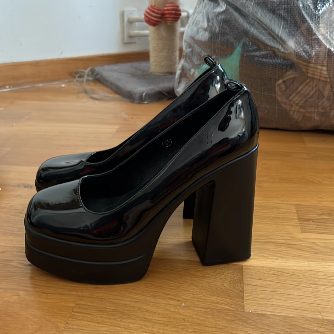 Svarta lackpumps med platå - 1