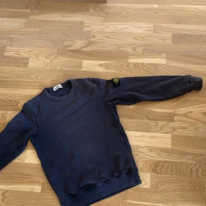 Stone island sweatshirt  - Skick 9/10 använd ett fåtal gånger😊 skicket på loggan är väldigt bra, och den är storlek 12y passar bäst på folk mellan 160-170cm 👍pris är diskuterbart