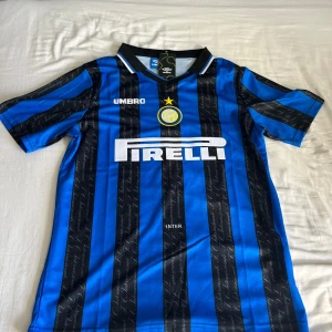 Fotbollströja - Säljer en snygg fotbollströja i nyskick! Endast provad! Pris kan diskuteras! Fri frakt!