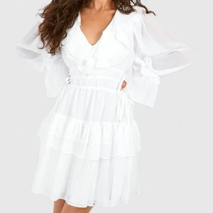 Studentklänning 2025 vit och puffig strl 38/M - Plagget köptes för 700kr och ja säljer den för 300kr Plagget har jag haft på mig en gång och modellen på sista bilden är 166cm lång och bär strl 38. Bilderna ät tagna från min mobil 💕skriv jätte gärna om ni har några funderingar💋