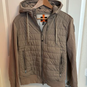 Parajumper jacka - Parajumper jacka i storlek M men funkar för S. Skick 8/10. Köpt på Thernlunds i Mall of Scandinavia. Priset kan diskuteras