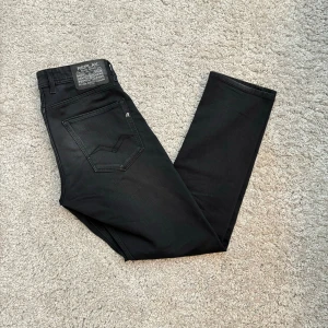 Replay jeans - Riktigt fina replay jeans i otroligt bra skick. Nästan aldrig använda. Storlek 31/32. Hör av er vid frågor!