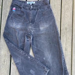 Polar Big Boy jeans- sliten - Välanvända, slitna och lagade Big Boy jeans. Kanske någor för den som är händig på symaskinen. 