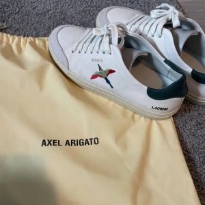 Axel arigato skor - Knappt använda arigato skor i storlek 38 dam. Kostar 2400 helt nya