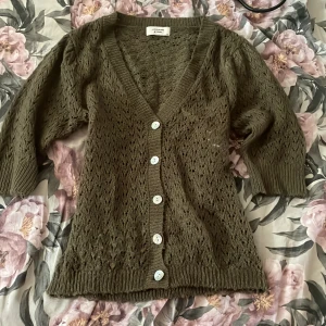 Grön Kofta - Grön kofta som är vintage och som är från ett märke som är inte så känd. Olivgrön men unikt färg.