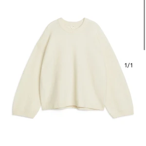 Arket stickad tröja  - Stickad tröja från arket i en off white färg😇Använd men mycket bra skick, köptes för 990kr