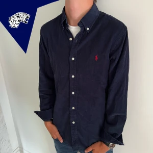 RALPH LAUREN SKJORTA  - Ralph lauren Skjorta i Manchester tyg | Skick: 9/10 | Strl: M | Pris 499kr | Modellen är 182cm | Hör av dig vid frågor eller funderingar!