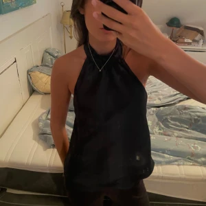 Festtopp!! - Jättesnygg satin halternecktopp från bikbok som är öppen i ryggen!!🌟🌟🌟