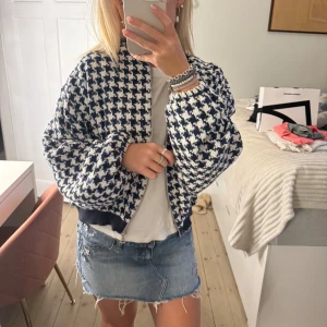 Jacka - Säljer denna as coola jacka från zara mappen kvaf. Sitter som en S