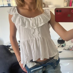 Vit blus - Såå gullig men tyvärr lite stor på mig. 